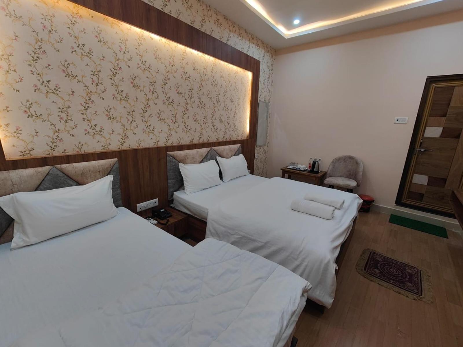 Hotel Mangal Murti Váránaszi Kültér fotó
