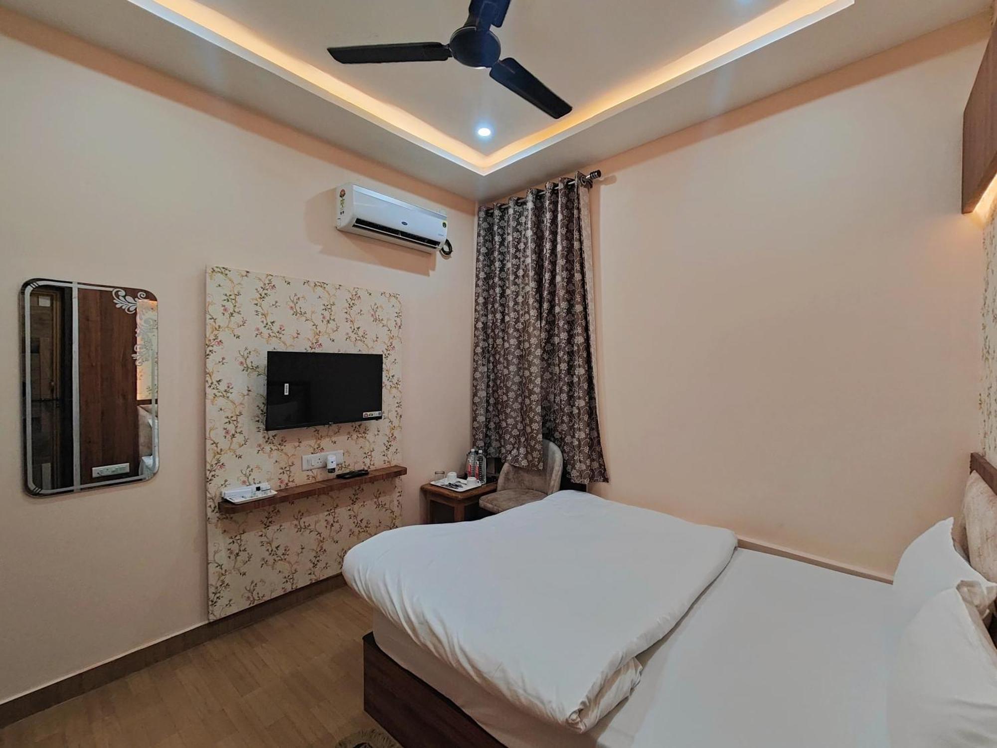Hotel Mangal Murti Váránaszi Kültér fotó